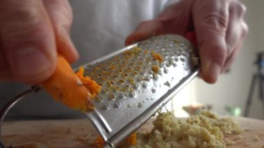 Stockholm, İsveç Tahta üzerinde ızgara ve rendelenmiş zencefil yığını. 