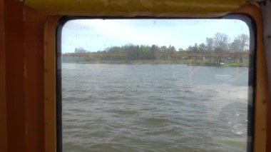 Hampetorp, İsveç. Küçük bir feribot Hjalmaren Gölü 'nden Vindo adasına geçiyor.. 