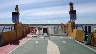 Hampetorp, İsveç. Küçük bir feribot Hjalmaren Gölü 'nden Vindo adasına geçiyor.. 