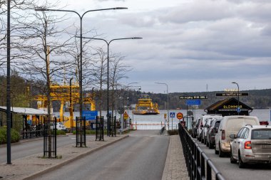 Stockholm, İsveç 28 Nisan 2025 Malaren Gölü 'nde Ekero ve Slagsta arasında bir feribot bekliyor..