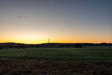 Eskilstuna, İsveç Tarlaların üzerinde gün doğumu manzarası.