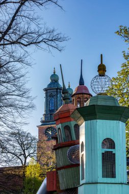 Eskilstuna, İsveç 29 Nisan 2025 Klosters Kyrka Katedral Kulesi 'ni taklit eden çocuk parkındaki kilise kuleleri.