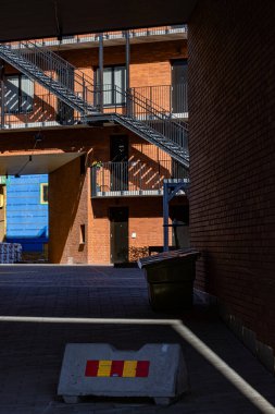 Eskilstuna, İsveç 29 Nisan 2025 Modern konut yenilenmiş bir sanayi bölgesinde.