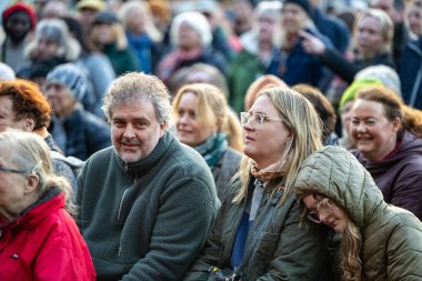 Stockholm, İsveç 30 Nisan 2025 'te kalabalık konuşmaları dinlemek ve Walpurgis gecesini kutlamak için halka açık bir parkta büyük bir şenlik ateşi seyretmek için toplandı..