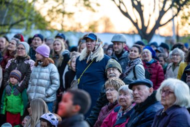 Stockholm, İsveç 30 Nisan 2025 'te kalabalık konuşmaları dinlemek ve Walpurgis gecesini kutlamak için halka açık bir parkta büyük bir şenlik ateşi seyretmek için toplandı..