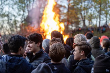 Stockholm, İsveç 30 Nisan 2025 Walpurgis gecesini kutlamak için halka açık bir parkta büyük bir şenlik ateşi yakılır. Ya da Valborg, baharın gelişini not eden bir pagan ritüeli..