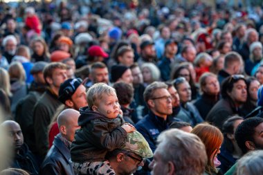 Stockholm, İsveç 30 Nisan 2025 'te kalabalık konuşmaları dinlemek ve Walpurgis gecesini kutlamak için halka açık bir parkta büyük bir şenlik ateşi seyretmek için toplandı..