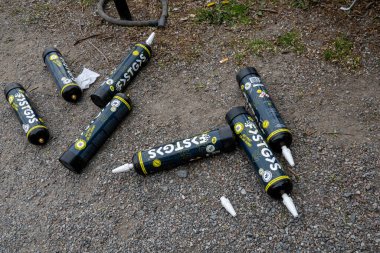 Stockholm, İsveç 1 Mayıs 2025 Sokağa atıldı ve boş nitrojen oksit fişekleri.