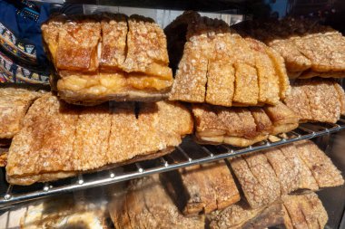 Stockholm, İsveç Otantik Danimarka usulü kızarmış domuz derisi Danimarka gevreği olarak bilinen açık hava yiyecek standında sergileniyor..