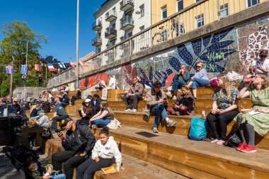 Stockholm, İsveç 3 Mayıs 2025. Hornstull Marknad 'da açık havada yemek kamyonları olan bir etkinlik var..