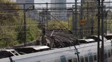 Stockholm, İsveç Arsta Köprüsü 'nden bir banliyö treni geçiyor.. 