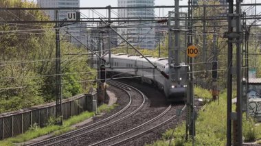 Stockholm, İsveç Arsta Köprüsü 'nden bir banliyö treni geçiyor.. 