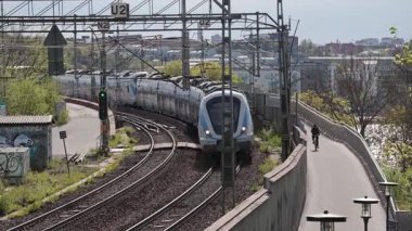Stockholm, İsveç Arsta Köprüsü 'nden bir banliyö treni geçiyor.. 