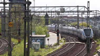 Stockholm, İsveç Arsta Köprüsü 'nden bir banliyö treni geçiyor.. 