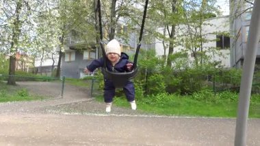 Stockholm, İsveç Halk parkında salıncakta sallanan altı yaşında bir kız çocuğu.