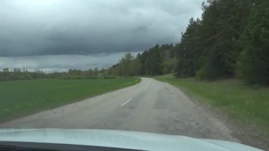 Riga, Letonya Ormanlı bir köy yolu. 