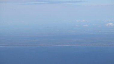 Riga, Letonya Baltık Denizi ve başkente yaklaşan bir uçağın kıyı manzarası.. 