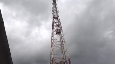 Kuldiga, Letonya Şehir merkezinde büyük bir radyo iletim kulesi. 