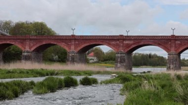 Kuldiga, Letonya Suyu Venta Nehri 'nden akıyor ve ünlü kırmızı tuğla köprü.
