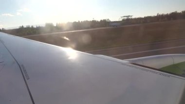 Riga, Letonya. Güneşli bir günde Riga Havaalanı 'ndan kalkan bir uçak var..