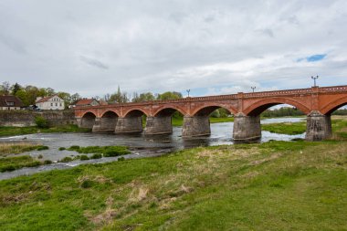 Kuldiga, Letonya İlkbaharda Ventas Nehri üzerindeki kırmızı tuğla köprü.