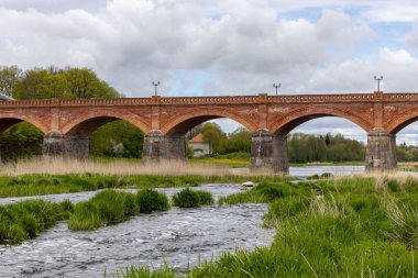 Kuldiga, Letonya İlkbaharda Ventas Nehri üzerindeki kırmızı tuğla köprü.