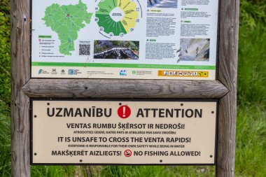 Kuldiga, Letonya 6 Mayıs 2025 Venta Rapids Sistemleri 'nde geçilmemesi için uyarı işareti.