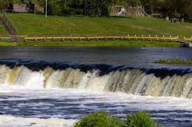 Kuldiga, Letonya Ventas Rumba Şelalesi Ventas Nehri üzerinde, diğer adıyla Venta Rapids, Avrupa 'nın 249 metre çapındaki en geniş şelalesi..