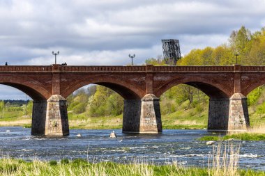 Kuldiga, Letonya İlkbaharda Ventas Nehri üzerindeki kırmızı tuğla köprü.