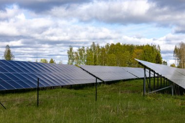 Kuldiga, Letonya Bir alanda bir dizi güneş paneli.