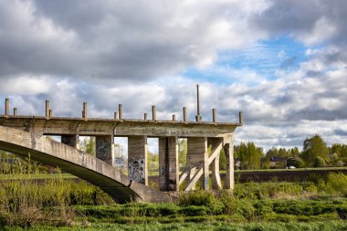 Sati, Letonya, 6 Mayıs 2025 Bilinmeyen Köprü olarak bilinen bir alanda tamamlanmamış bir tren köprüsü..