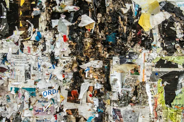 Stockholm, İsveç 5 Mayıs 2025 Parkta tahrip edilmiş ve yanmış bir mesaj panosu.