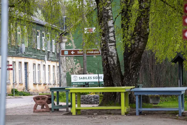 Sabile, Letonya 6 Mayıs 2025 Şehir merkezinde tabelalı bir sokak sahnesi.