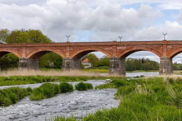 Kuldiga, Letonya İlkbaharda Ventas Nehri üzerindeki kırmızı tuğla köprü.