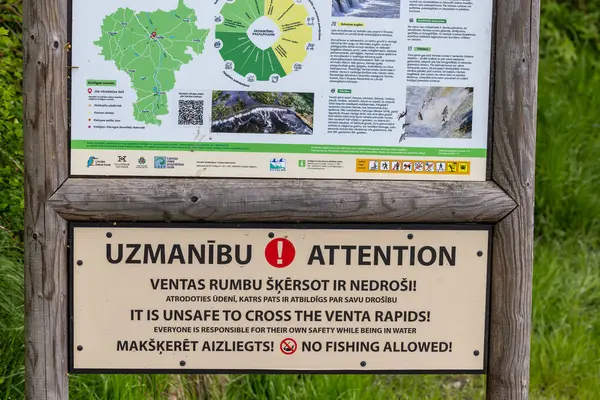 Kuldiga, Letonya 6 Mayıs 2025 Venta Rapids Sistemleri 'nde geçilmemesi için uyarı işareti.