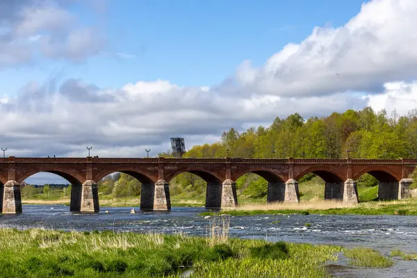 Kuldiga, Letonya İlkbaharda Ventas Nehri üzerindeki kırmızı tuğla köprü.
