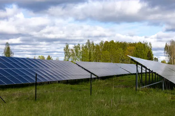 Kuldiga, Letonya Bir alanda bir dizi güneş paneli.