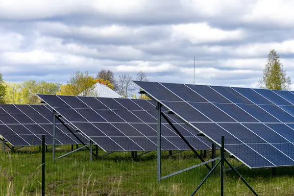 Kuldiga, Letonya Bir alanda bir dizi güneş paneli.