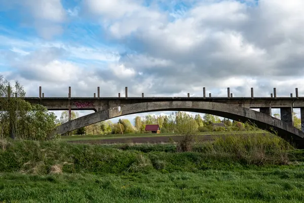 Sati, Letonya, 6 Mayıs 2025 Bilinmeyen Köprü olarak bilinen bir alanda tamamlanmamış bir tren köprüsü..