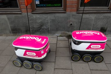 Stockholm, İsveç 11 Mayıs 2025 Kaldırımda yemek dağıtım robotları.