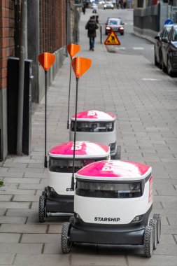 Stockholm, İsveç 11 Mayıs 2025 Kaldırımda yemek dağıtım robotları.