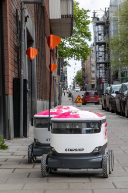 Stockholm, İsveç 11 Mayıs 2025 Kaldırımda yemek dağıtım robotları.