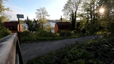 Stockholm, İsveç 'te bir adam sabahın erken saatlerinde Monteliusvagen' da yürür. Eski şehrin gözcülerinden biridir.. 