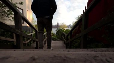 Stockholm, İsveç 'te bir adam sabahın erken saatlerinde Monteliusvagen' da yürür. Eski şehrin gözcülerinden biridir.. 