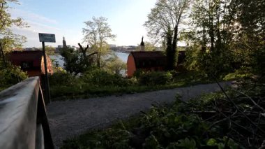 Stockholm, İsveç 'te bir adam sabahın erken saatlerinde Monteliusvagen' da yürür. Eski şehrin gözcülerinden biridir.. 