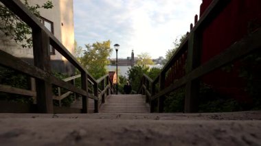 Stockholm, İsveç 'te bir adam sabahın erken saatlerinde Monteliusvagen' da yürür. Eski şehrin gözcülerinden biridir.. 