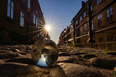 Stockholm, İsveç kaldırım taşı caddesinde bir kristal küre, Brannkyrkagatan.