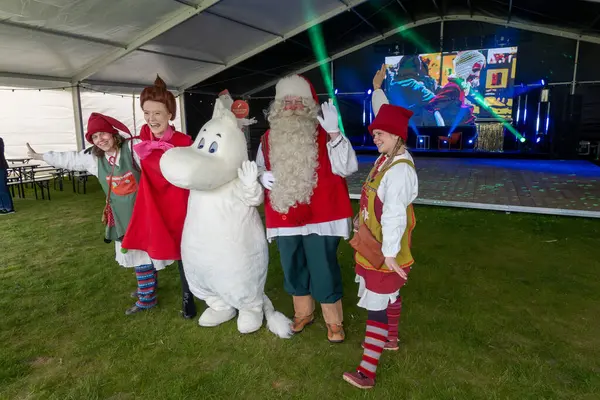Stockholm, İsveç 15 Mayıs 2025 Rovaniemi, Finlandiya 'dan bir Noel Baba Finlandiya' da bir sauna etkinliğine Finlandiya maskotu ve Moomin figue olarak katılır..