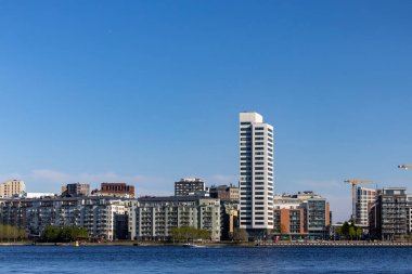 Stockholm, İsveç 16 Mayıs 2025 Hornsbergs Strand bölgesindeki modern binaların manzarası.