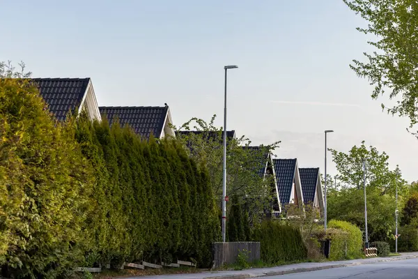Stockholm, İsveç 16 Mayıs 2025 Vallentuna banliyösündeki evler.